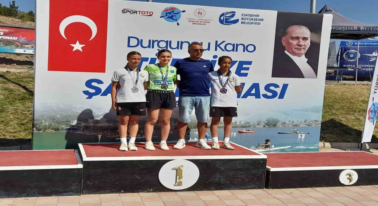 Bursa Büyükşehir Belediyesporlu kanocular madalyaları topladı