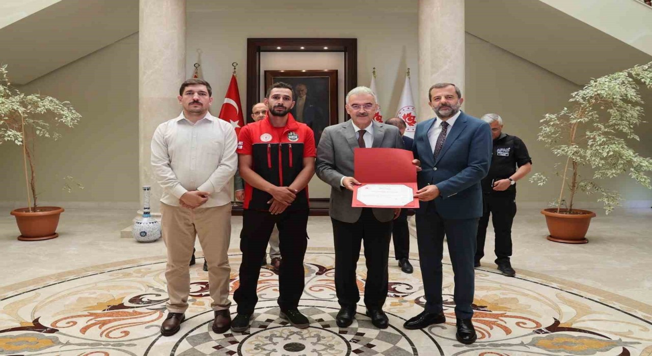 Bursa Valisi Ayyılddızdan yangın kahramanlarına teşekkür