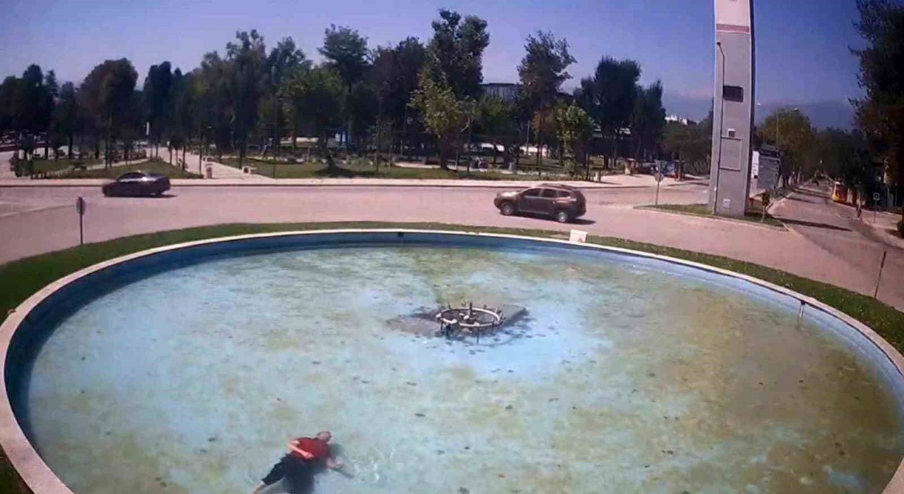 Bursada alkollü şahıs süs havuzuna düştü