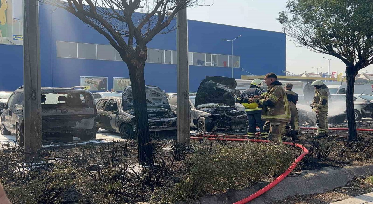 Bursada AVM otoparkında yangın: 6 araç kül oldu