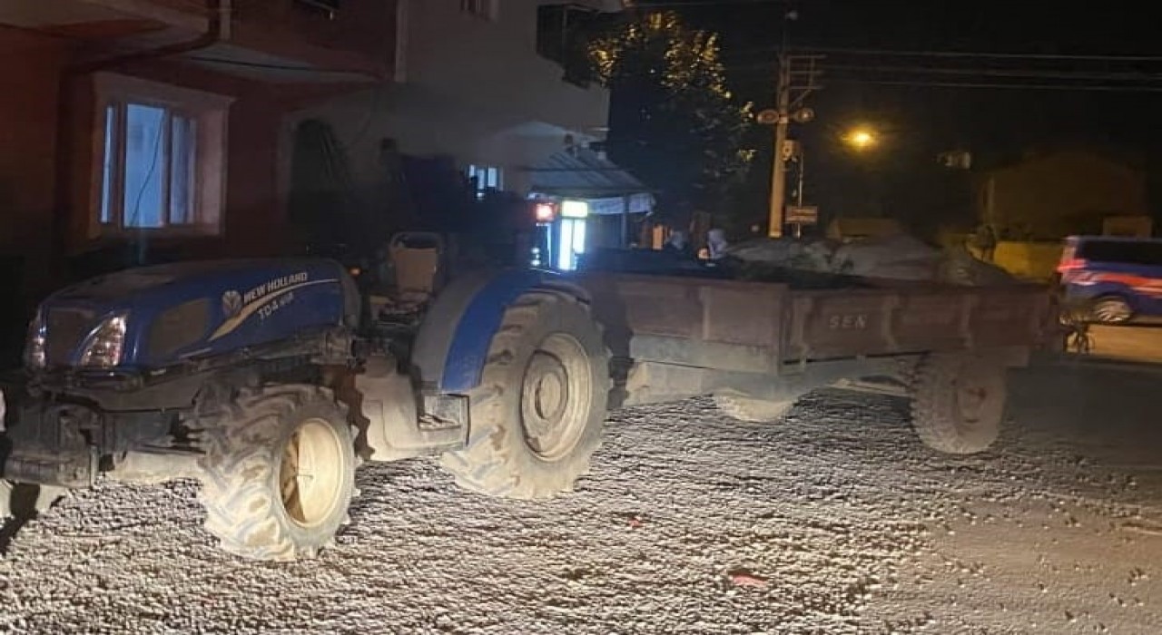 Bursada babasının kullandığı traktörün önüne atlayan çocuk ağır yaralandı