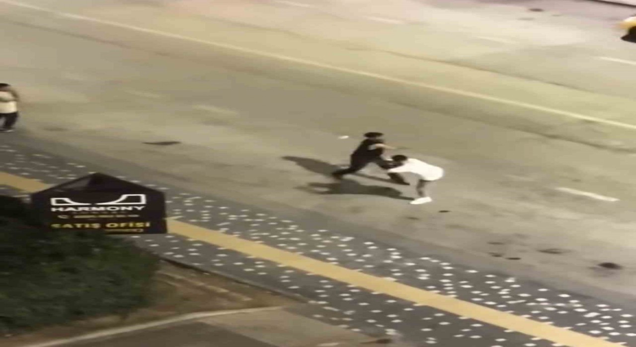 Bursada bıçaklı dehşet: Önce kadını yumrukla sonra yanındaki arkadaşına bıçakla bıçakla saldırdı