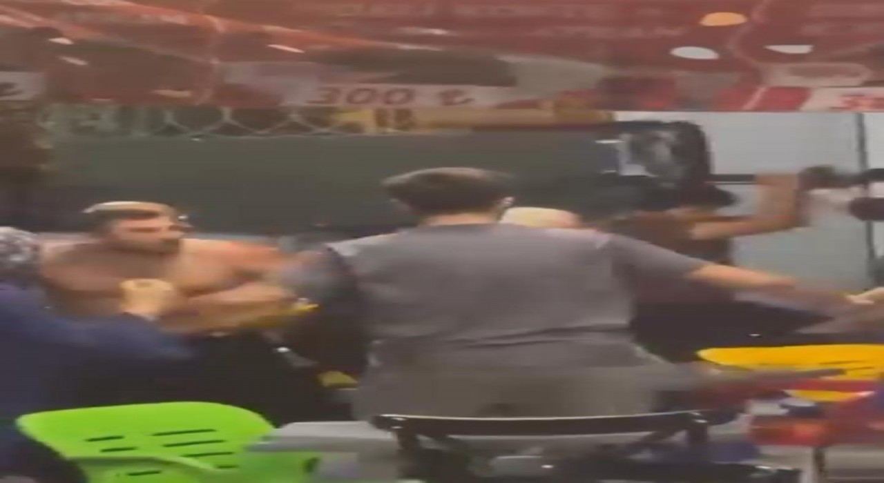 Bursada esnaf kavgası kamerada: Sandalyeler havada uçuştu