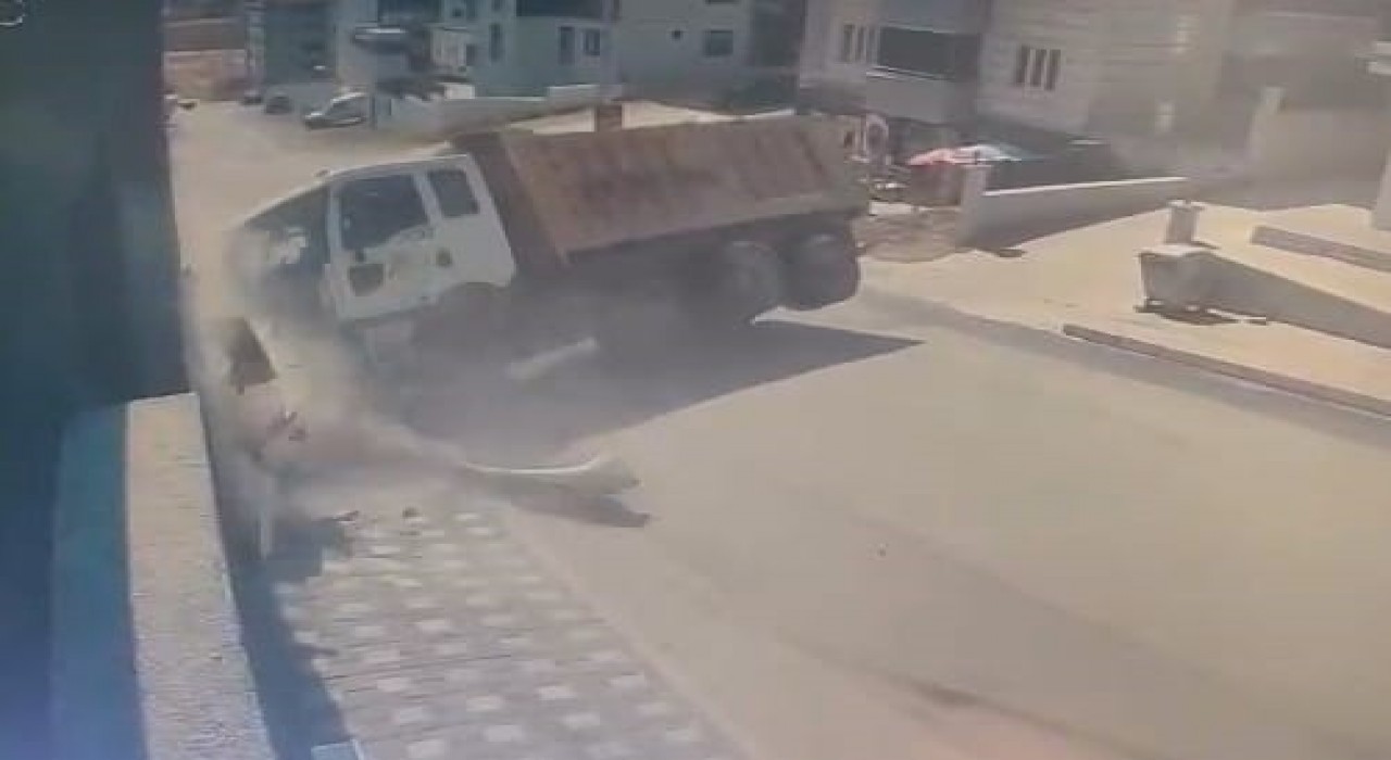 Bursada freni patlayan kamyon site duvarına çarptı