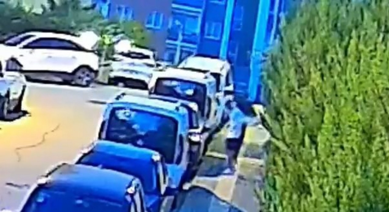 Bursada gençler araçların kaportasını çizip aynalarını kırdılar