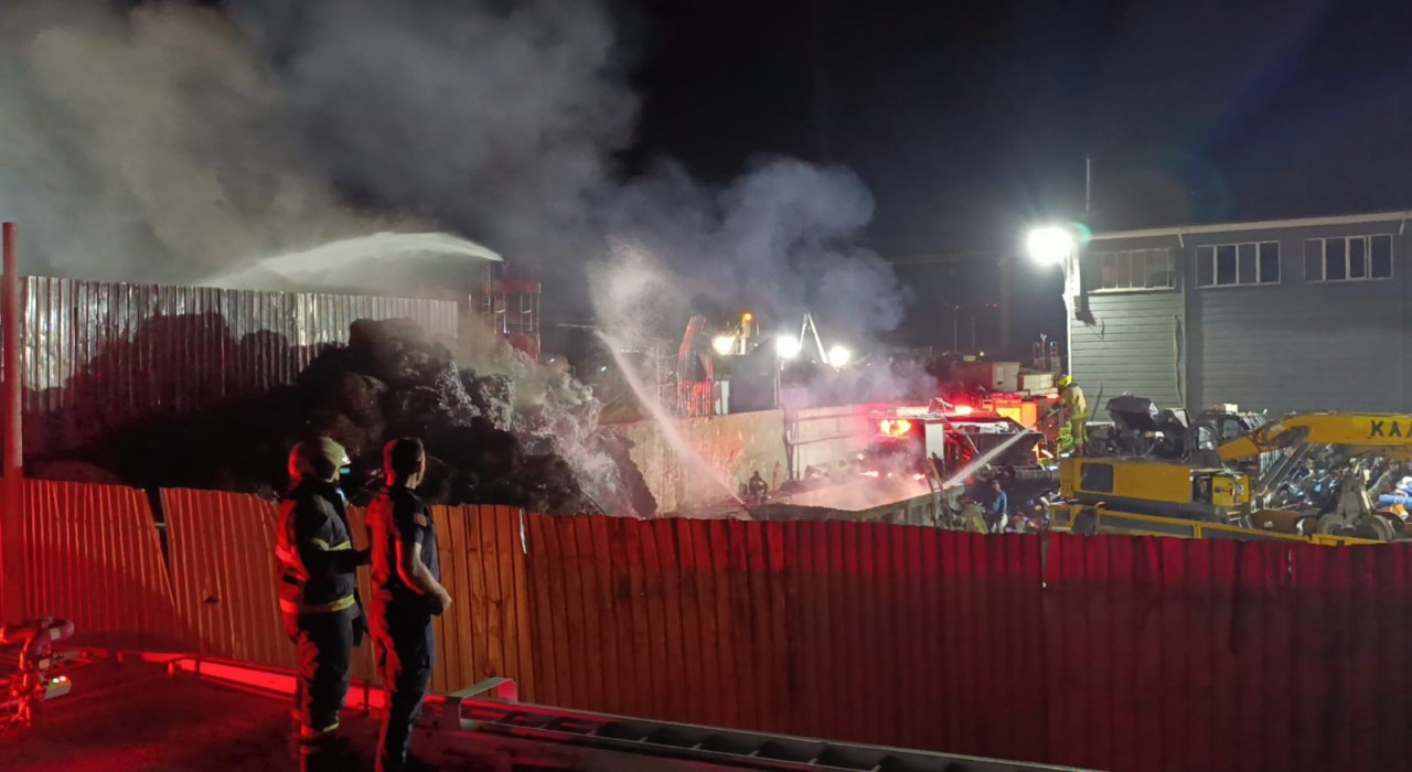 Bursada geri dönüşüm tesisinde yangın: 1 itfaiye eri ağır yaralandı