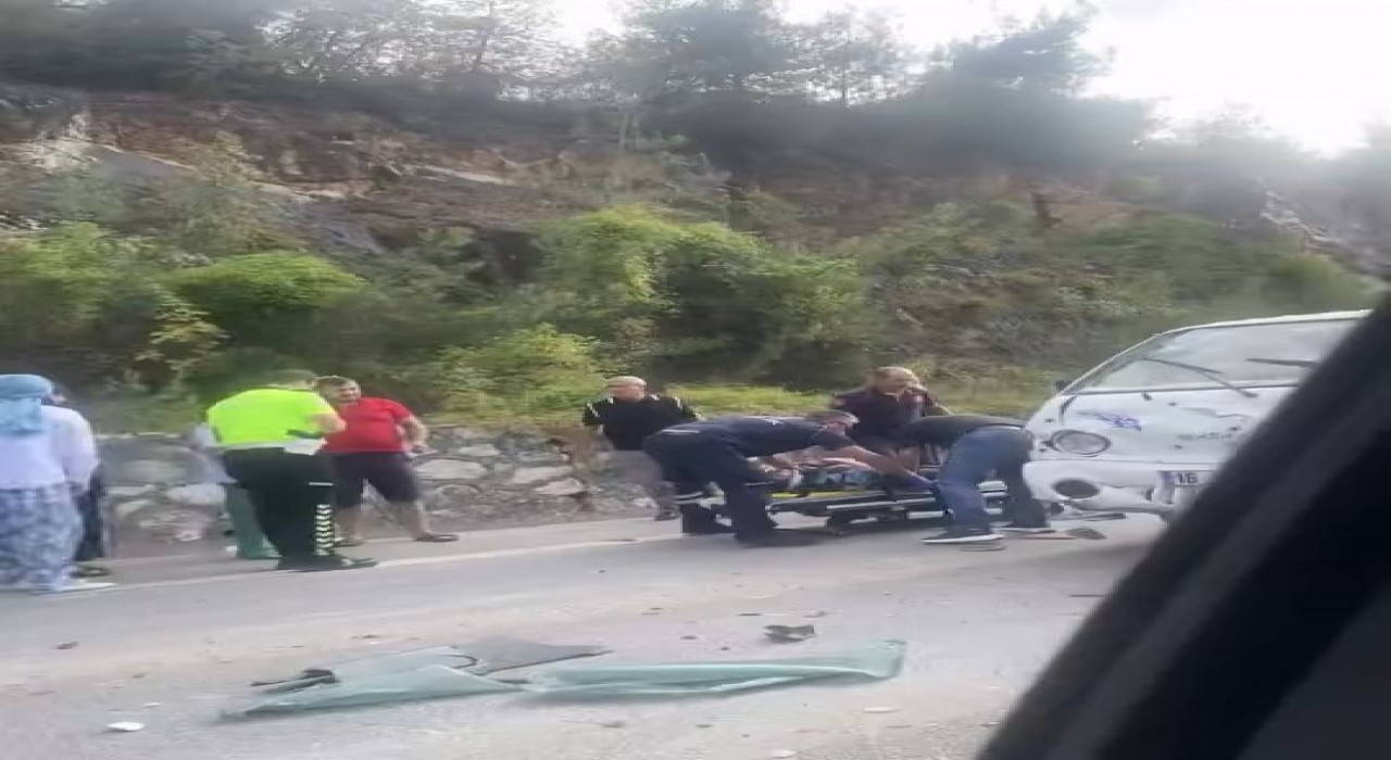 Bursada kamyonet otomobile çarptı: 4 yaralı