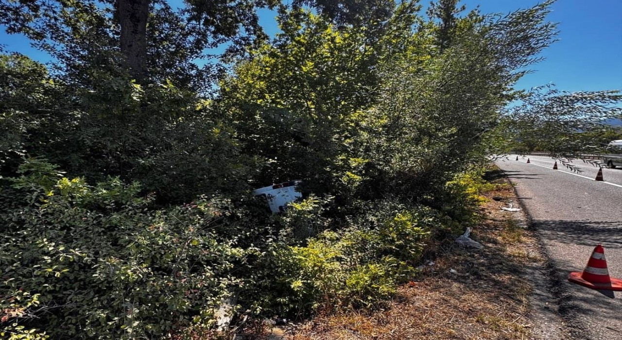 Bursada kontrolden çıkan minibüs şarampole yuvarlandı: 1 yaralı