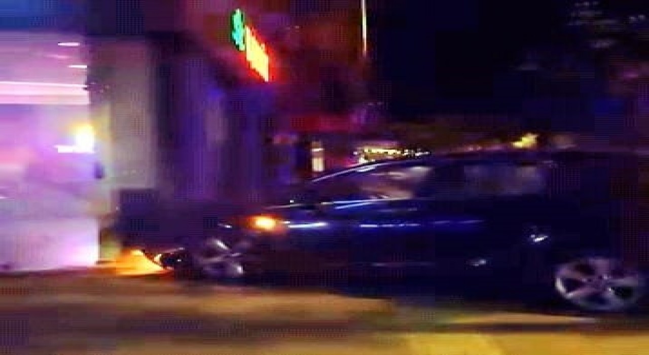 Bursada kontrolden çıkan otomobil önce elektrik panosuna ardından motosiklete çarptı