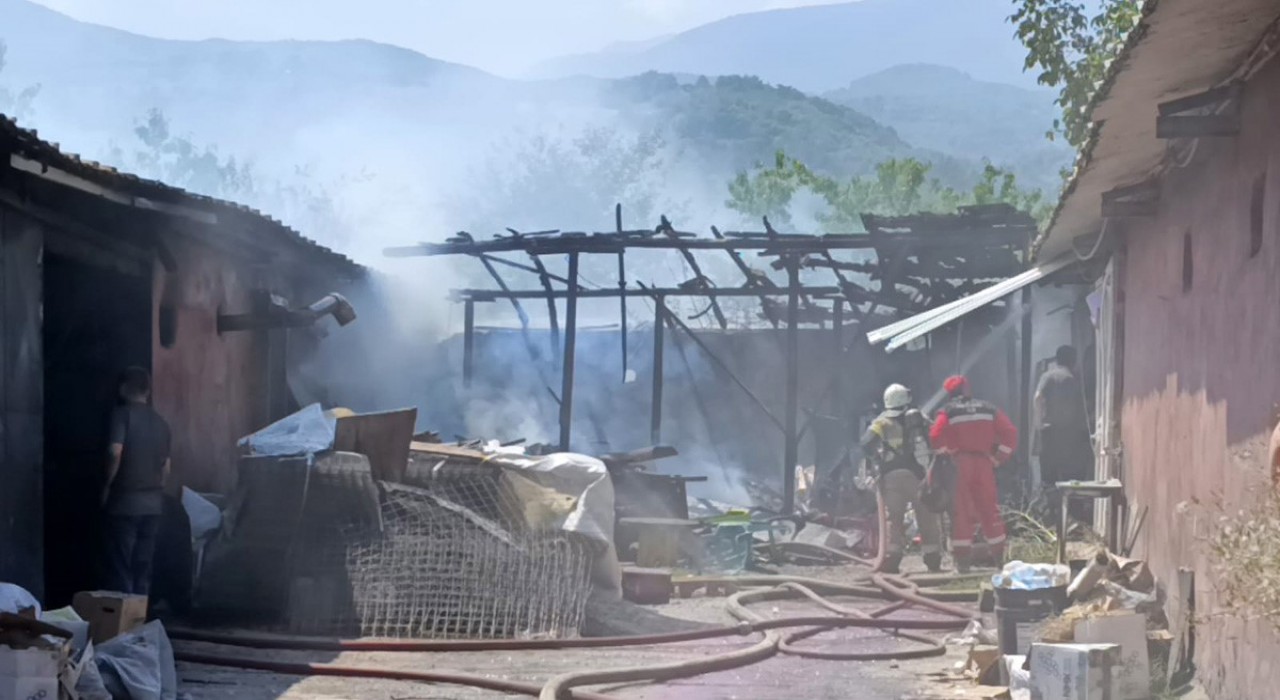 Bursada mobilya imalathanesinde yangın