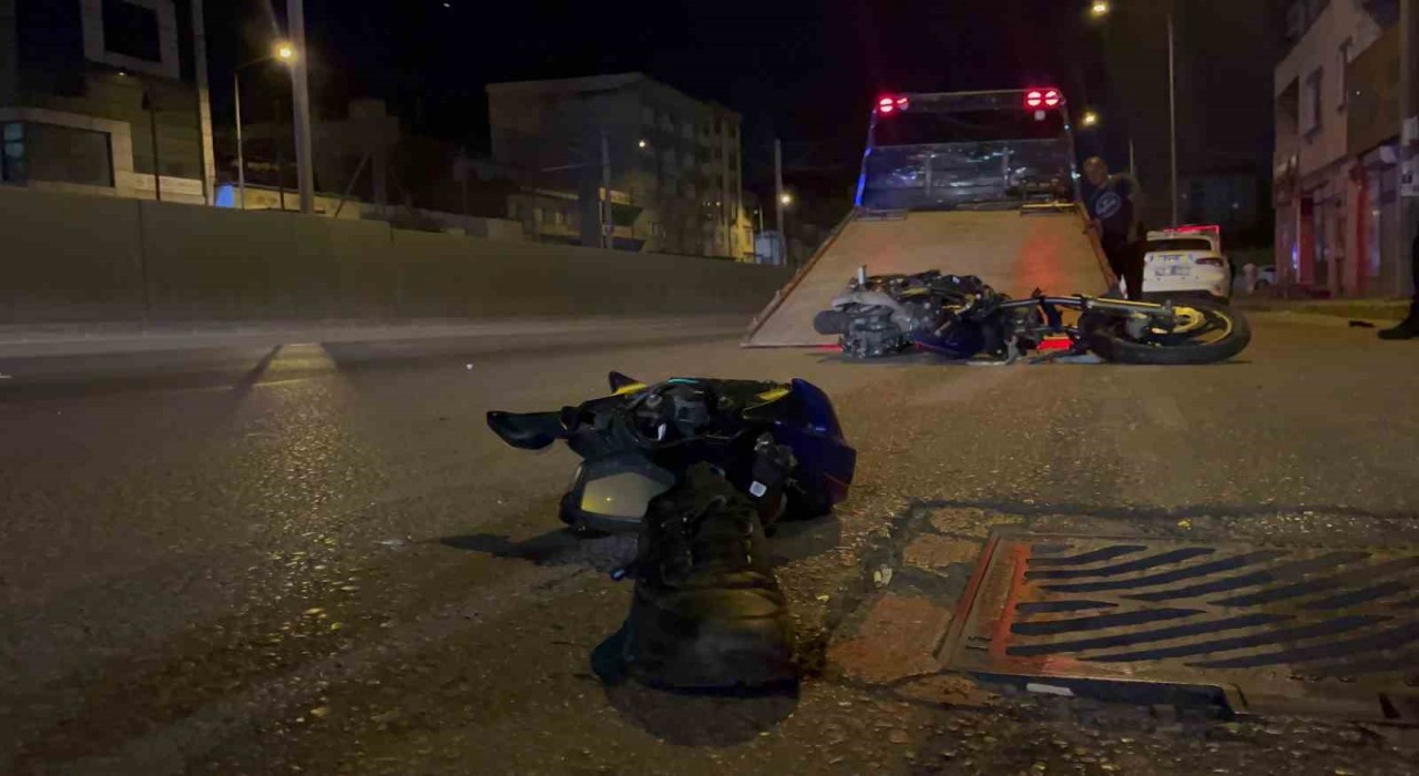 Bursada motosiklet işletme girişine çarptı: 2 ağır yaralı