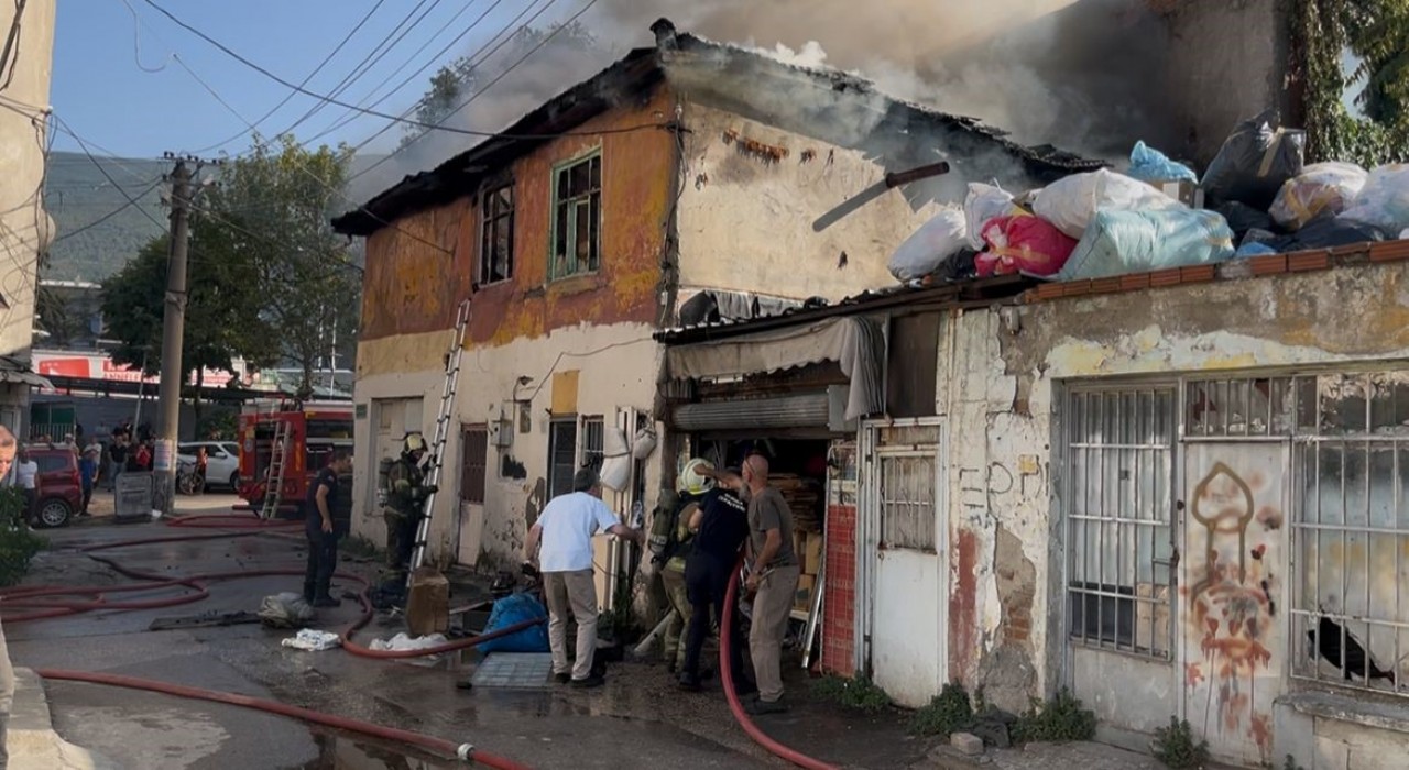 Bursada müstakil ev küle döndü, dumanlar kentin birçok noktasından görüldü