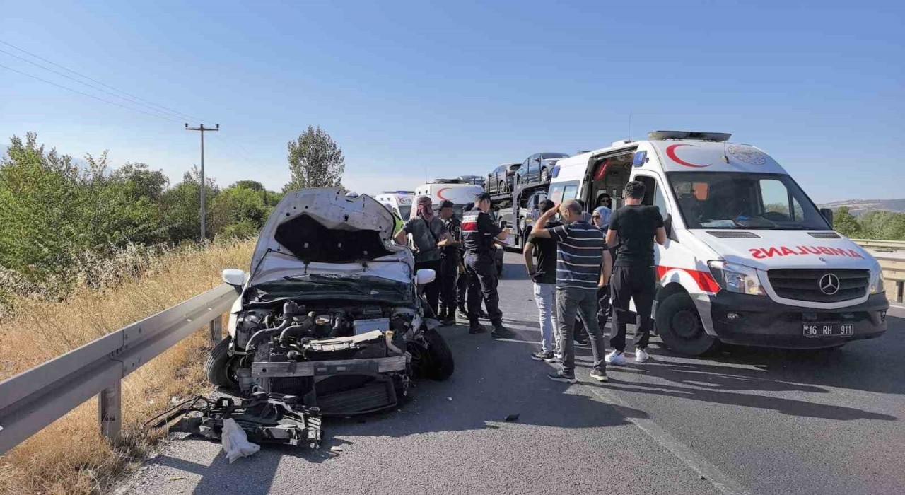 Bursada otomobil traktöre çarptı: 1 yaralı