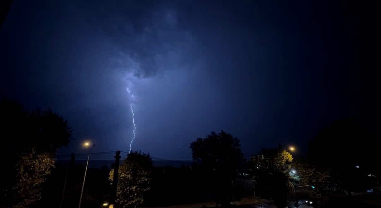 Bursada şimşekler geceyi aydınlattı