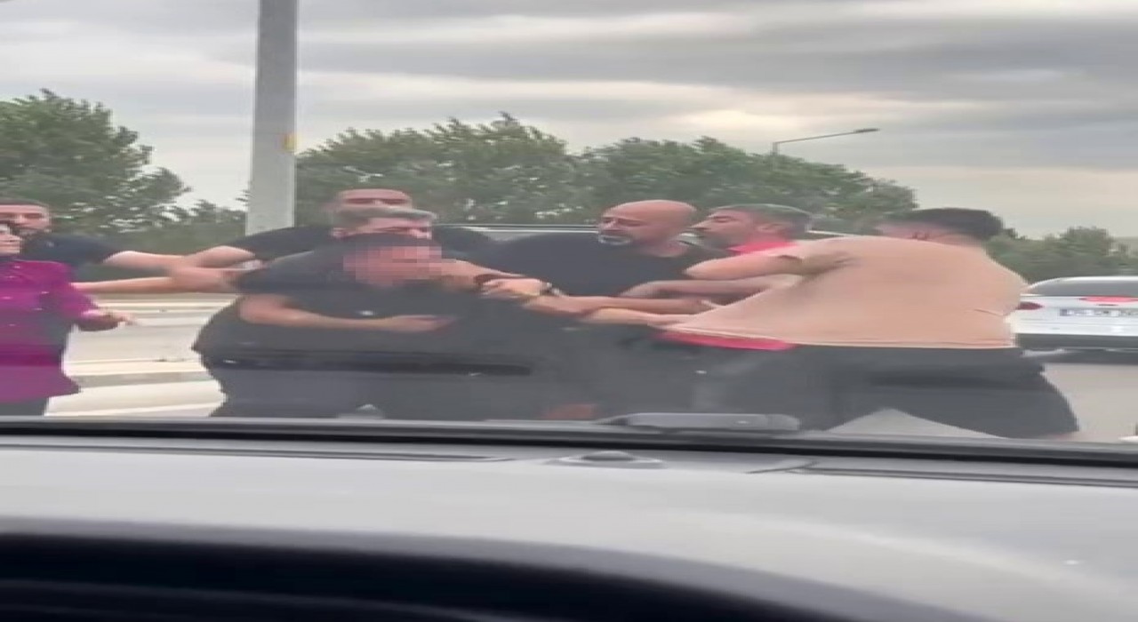 Bursada yol verme kavgası kamerada: Vatandaşlar zor ayırdı