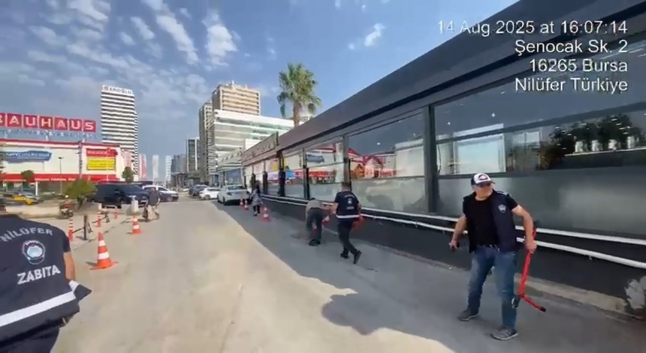 Bursada zabıta dakikalar içinde kaldırım ve sokakları böyle temizledi