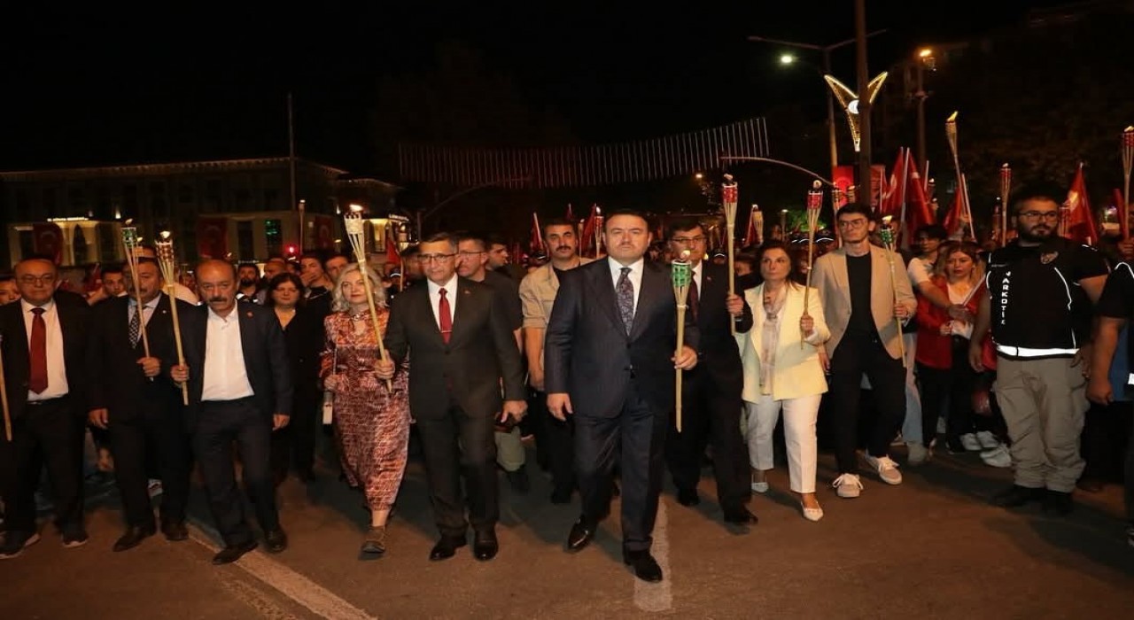 Büyük Zaferin 103. yılı bayrak yürüyüşü ve fener alayı ile taçlandı