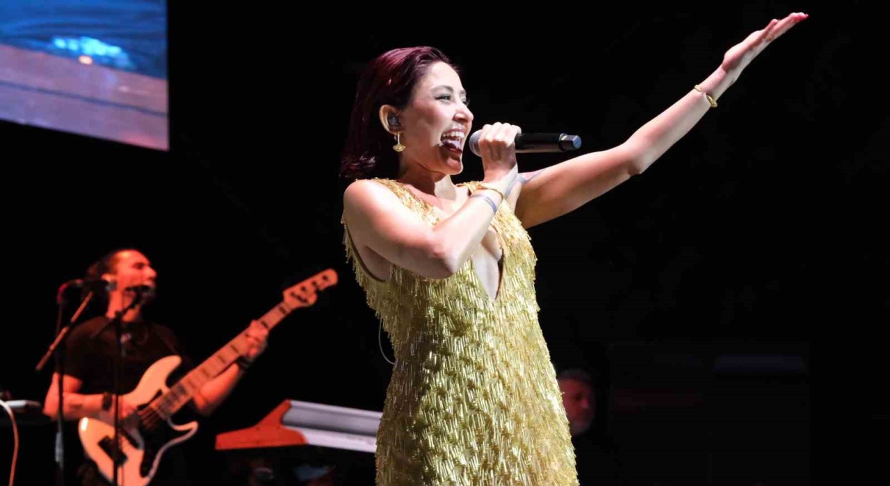 Büyükçekmecede Melek Mosso konserine yoğun ilgi