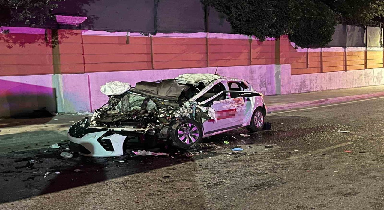 Büyükçekmecede otomobil, TIRa arkadan çarptı : 1 ölü, 4 yaralı