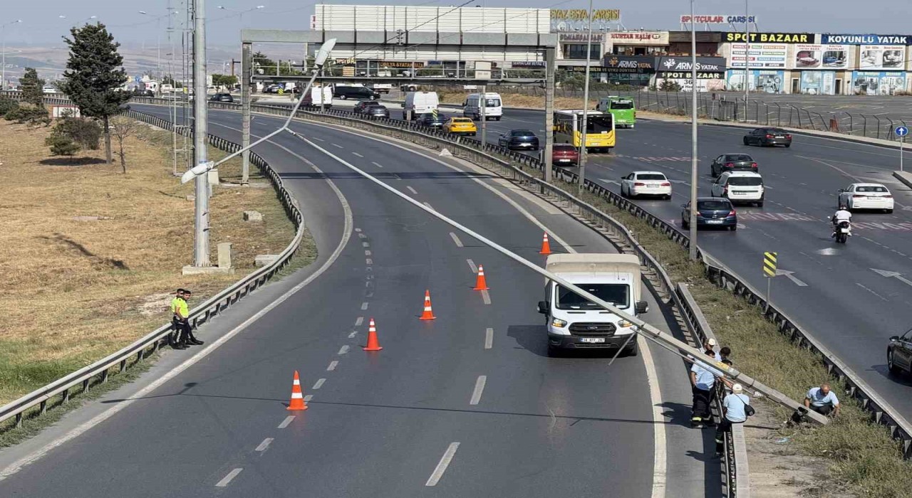 Büyükçekmecede şiddetli rüzgardan aydınlatma direği yan yattı, E-5 trafiğe kapatıldı
