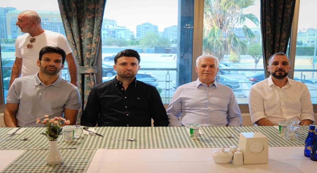 Büyükşehir Belediye Başkanı Mustafa Bozbeyden Bursaspora ziyaret