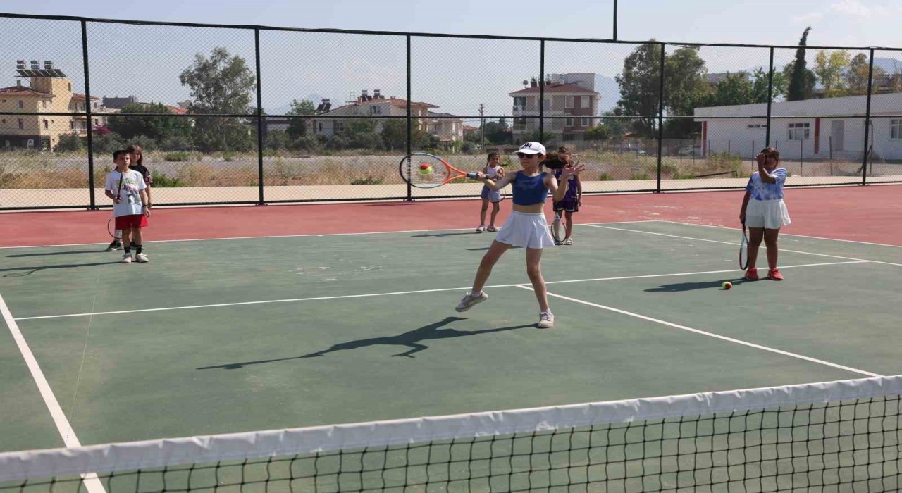 Büyükşehir Belediyesi Döşemealtında yeni tenis kursu açtı