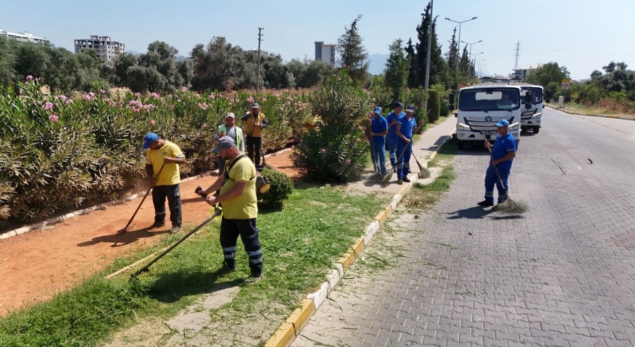 Büyükşehir ekipleri Nazillide temizlik ve peyzaj çalışması gerçekleştirdi