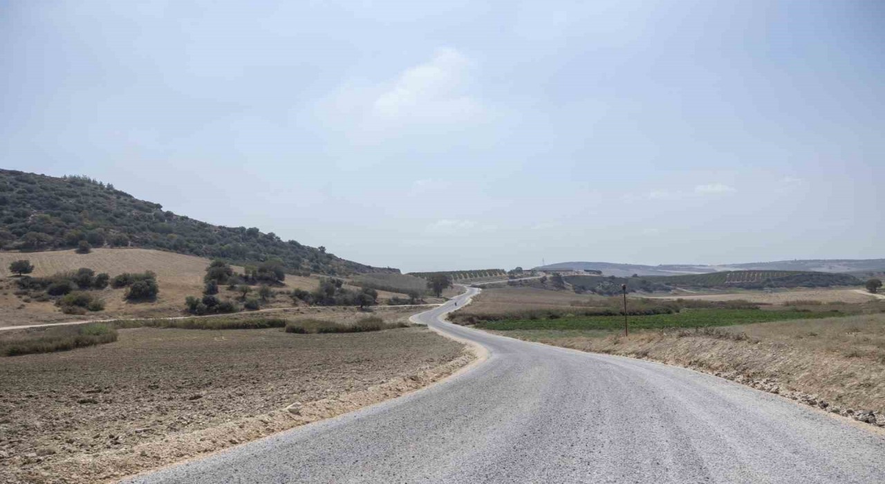 Büyükşehir, Tarsusta 5 mahalleyi bağlayan grup yolundaki çalışmasını tamamladı