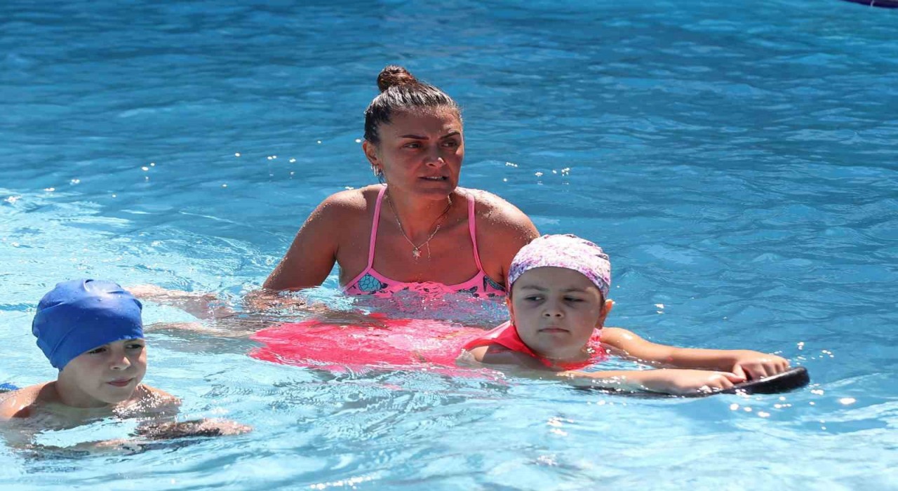 Büyükşehirden çocuklara ücretsiz yüzme kursu