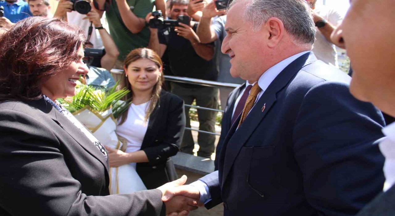 Büyükşehirin ilk misafiri Bakan Bak oldu