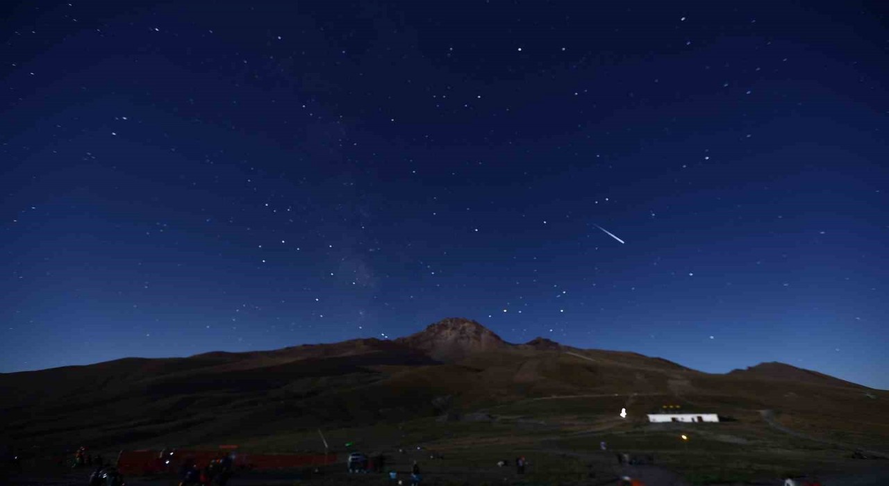 Büyükşehirin Perseid Gözlem Şöleni, gökyüzünü tutkunlarını Erciyeste buluşturdu