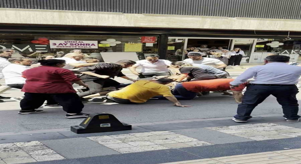 Cadde ortası bir anda boks ringine döndü