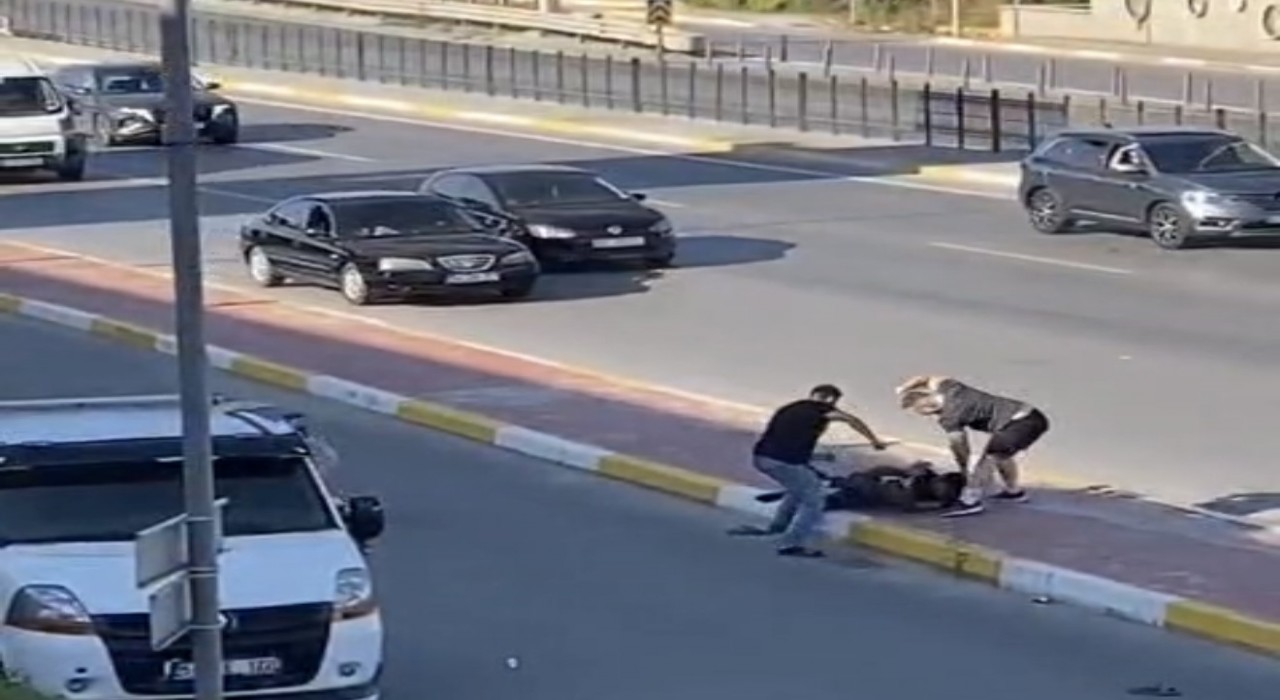 Cadde ortasında çekiç ve sopalı kavga kamerada