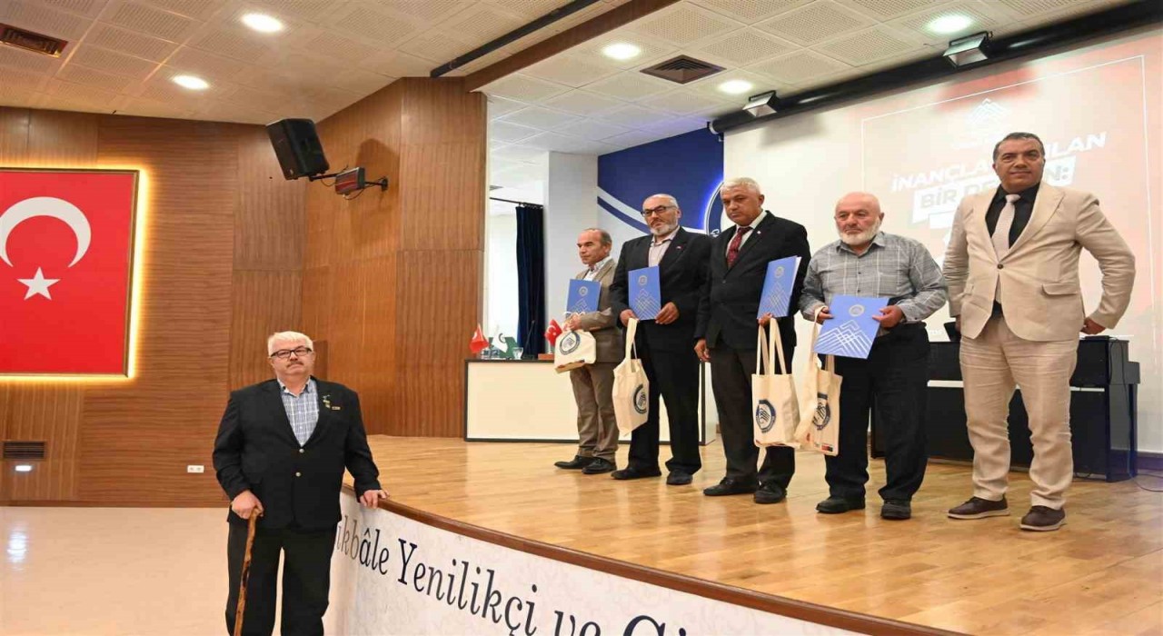 ÇAKÜde şehit aileleri ve gaziler ayakta alkışlandı