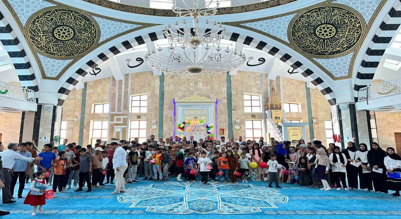 Çaldıranda Yaz Kuran Kursları sona erdi: Başarılı öğrencilere ödüllerini kaymakam ve müftü takdim etti