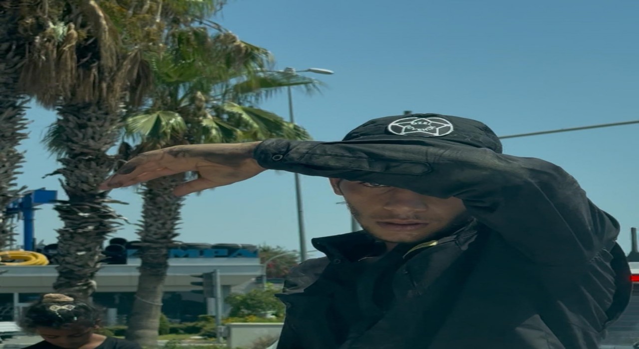 Cam silen şahıslar sürücüleri rahatsız etmeye devam ediyor