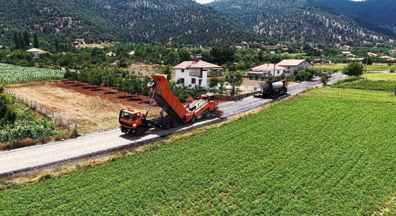 Çameli Belediyesi kendi imkanlarıyla kırsal mahalleleri asfaltla buluşturuyor