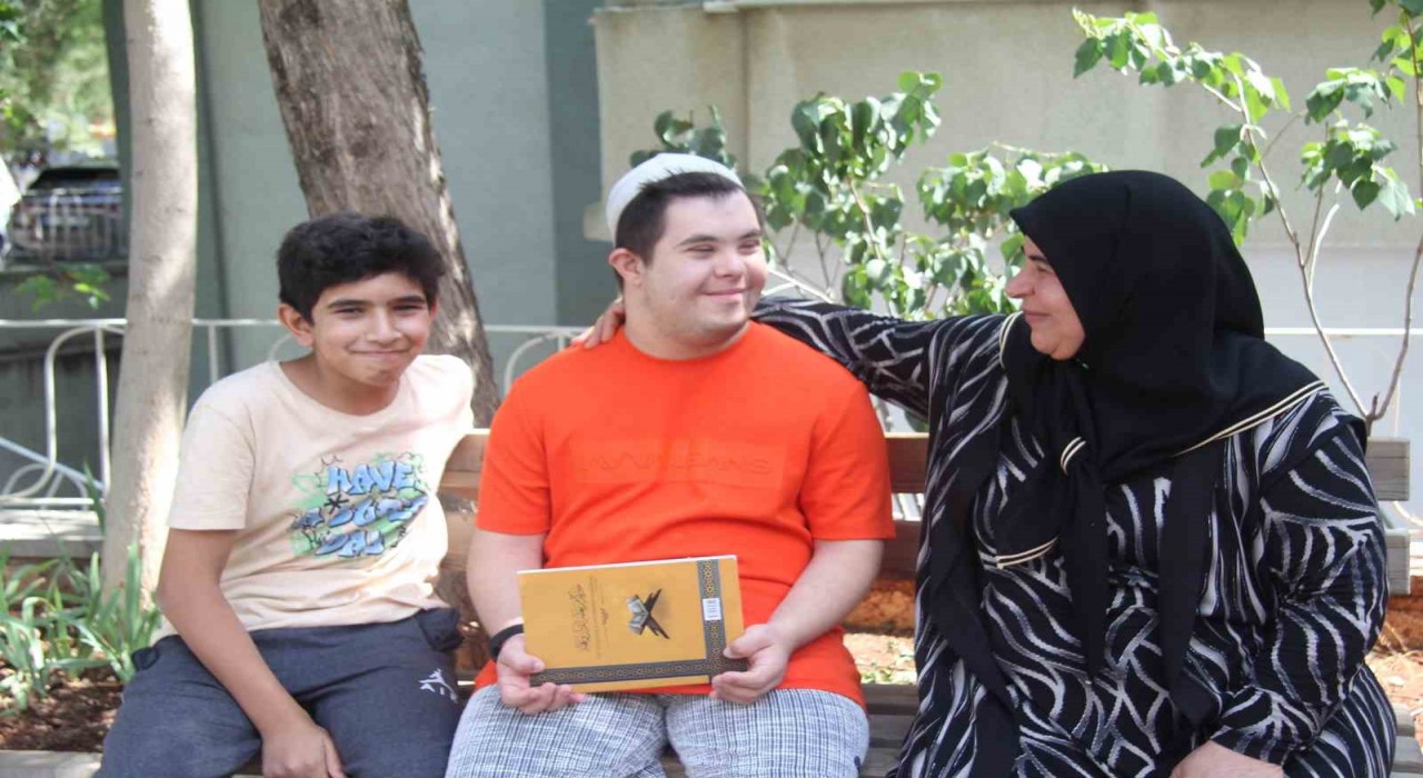 Cami aşığı down sendromlu genç çevresine neşe saçıyor