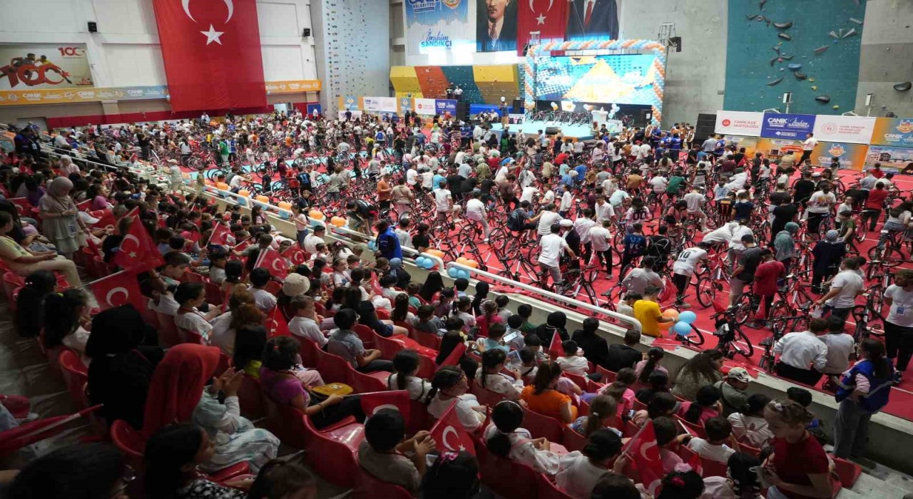 Camiye giden 4 bin çocuk ve genç hediyelerine kavuştu