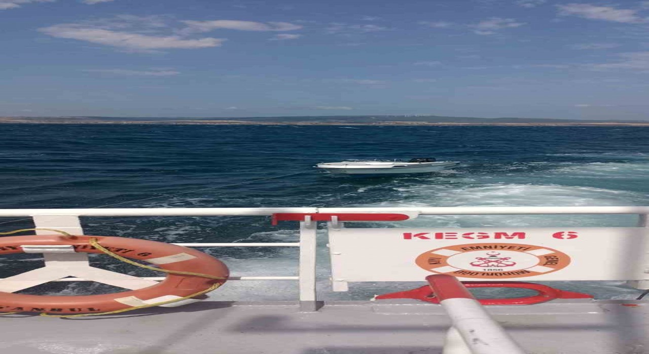 Çanakkale Boğazında başıbos sürüklenen tekne yedeklenerek Lapseki Balıkçı Barınağına yanaştırıldı