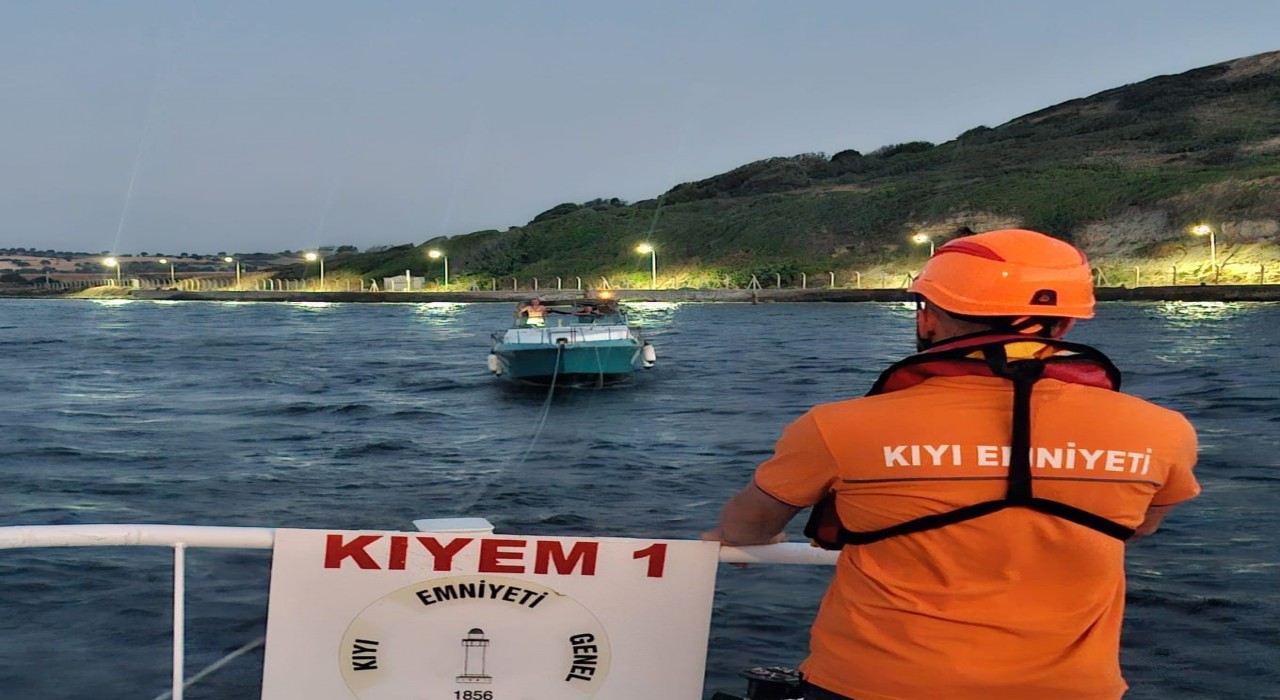 Çanakkale Boğazında içinde 2 kişinin bulunduğu tekne kurtarıldı