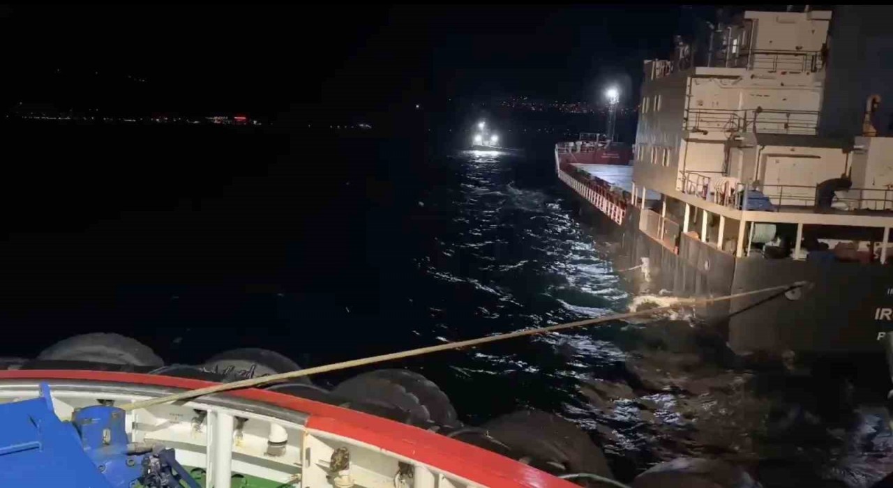 Çanakkale Boğazından geçen kuru yük gemisi makine arızası yaptı