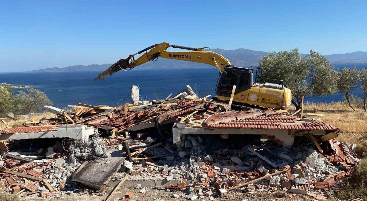 Çanakkalede 15 kaçak yapı yıkıldı