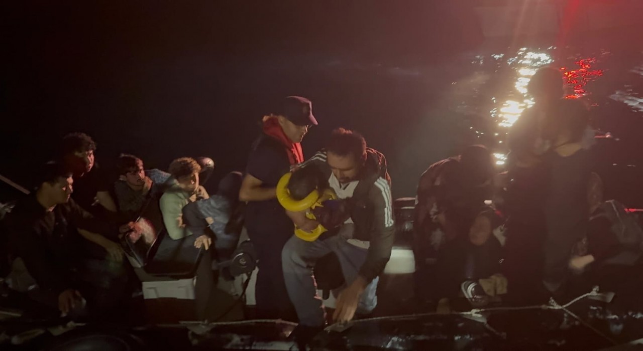 Çanakkalede 25 kaçak göçmen ile 1 göçmen kaçakçısı yakalandı