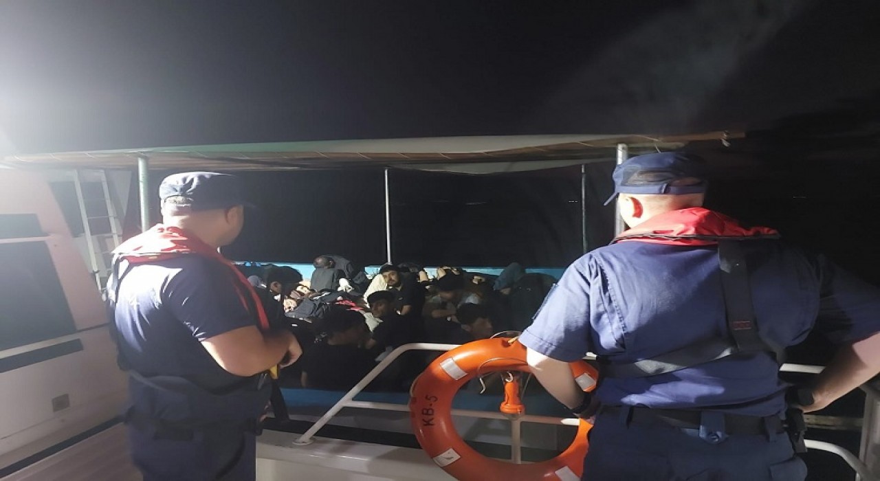 Çanakkalede 56 kaçak göçmen ve 4 göçmen kaçakçısı yakalandı