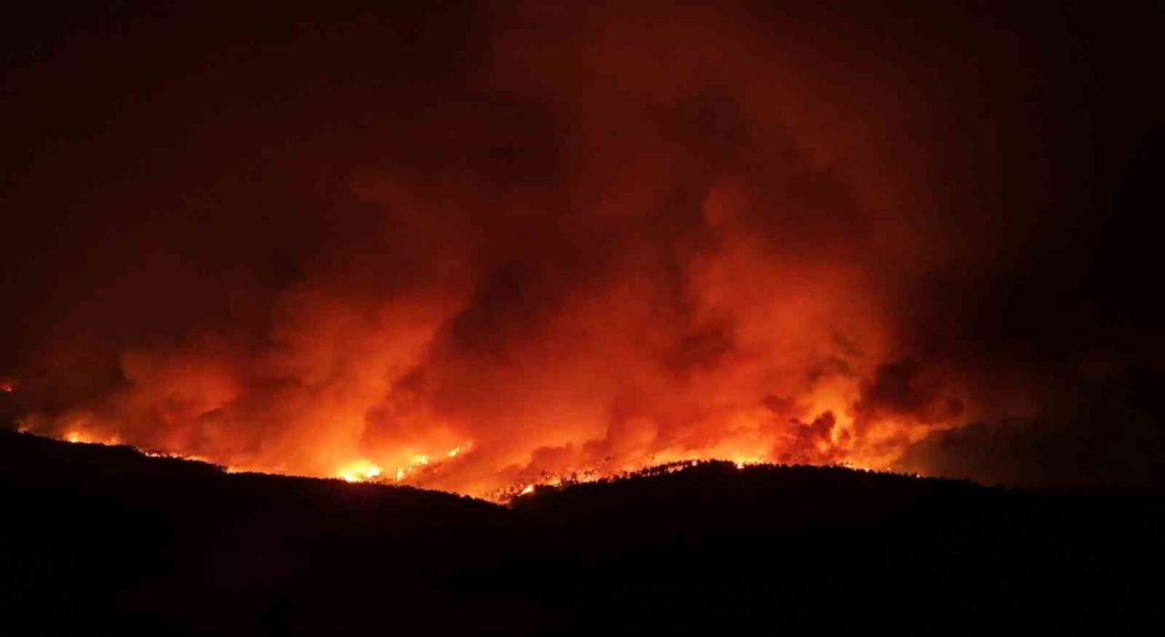 Çanakkalede alevler geceyi aydınlattı, o anlar dronla görüntülendi
