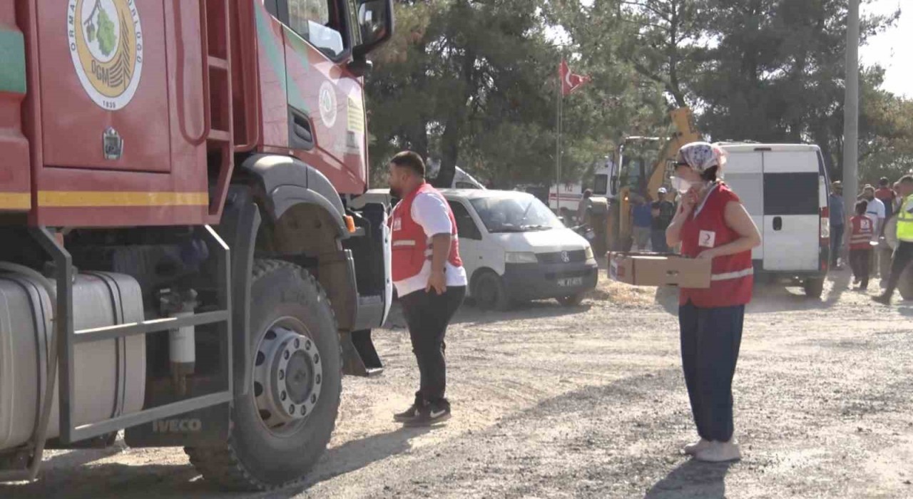 Çanakkalede alevlerle mücadele eden ekip ve vatandaşlara Kızılaydan yardım
