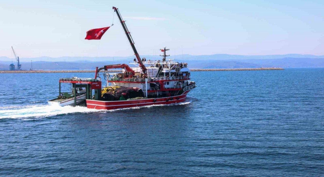 Çanakkalede balıkçılar Vira bismillah diyerek denize açıldı