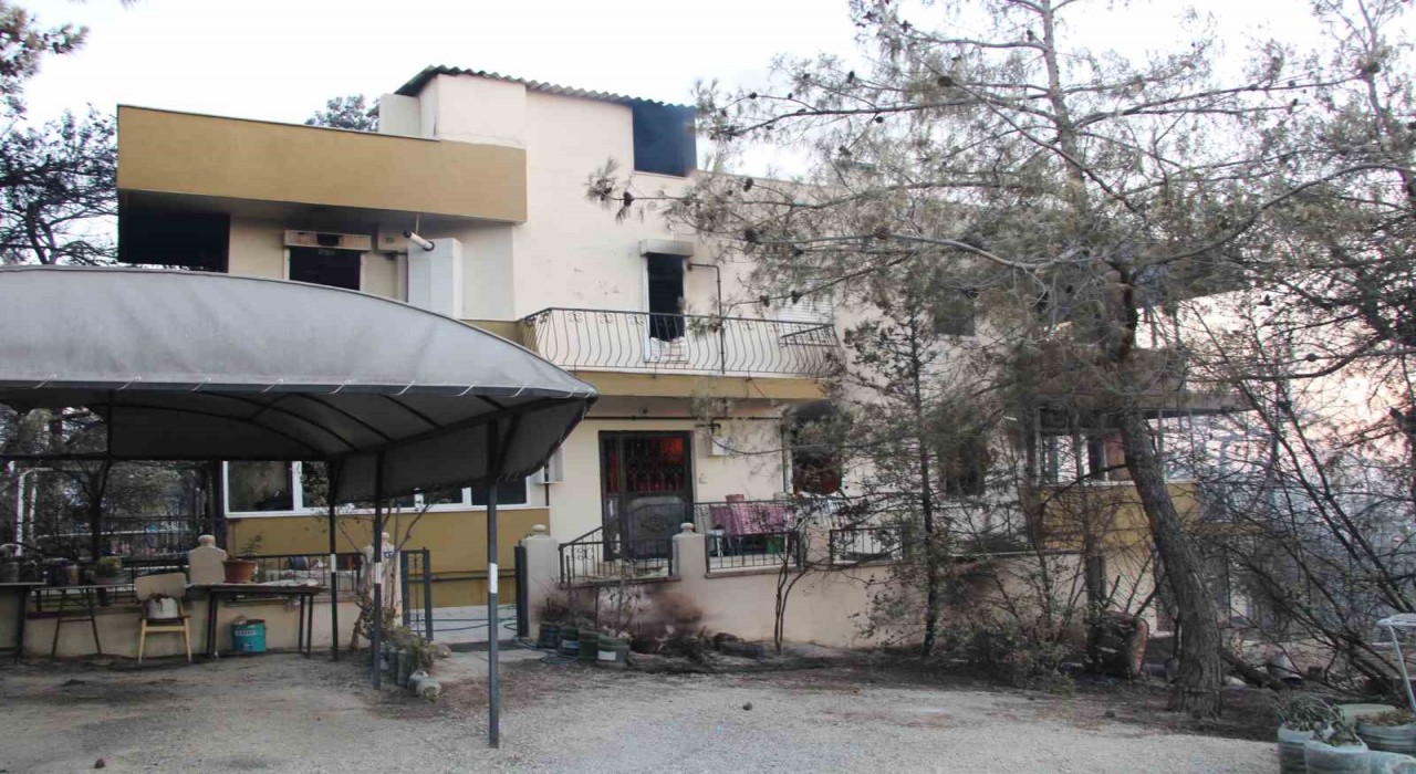 Çanakkalede devam eden yangında 3 köy boşaltıldı