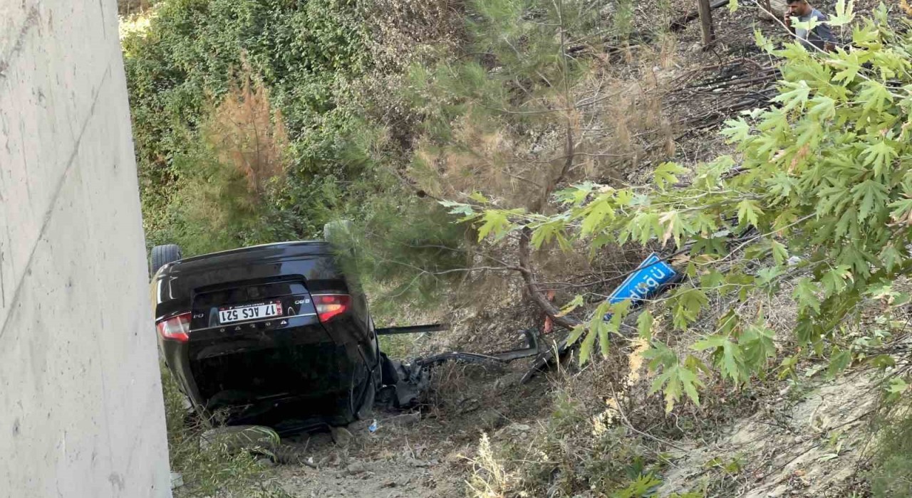 Çanakkalede kontrolden çıkan otomobil viyadükten uçtu: 3 yaralı